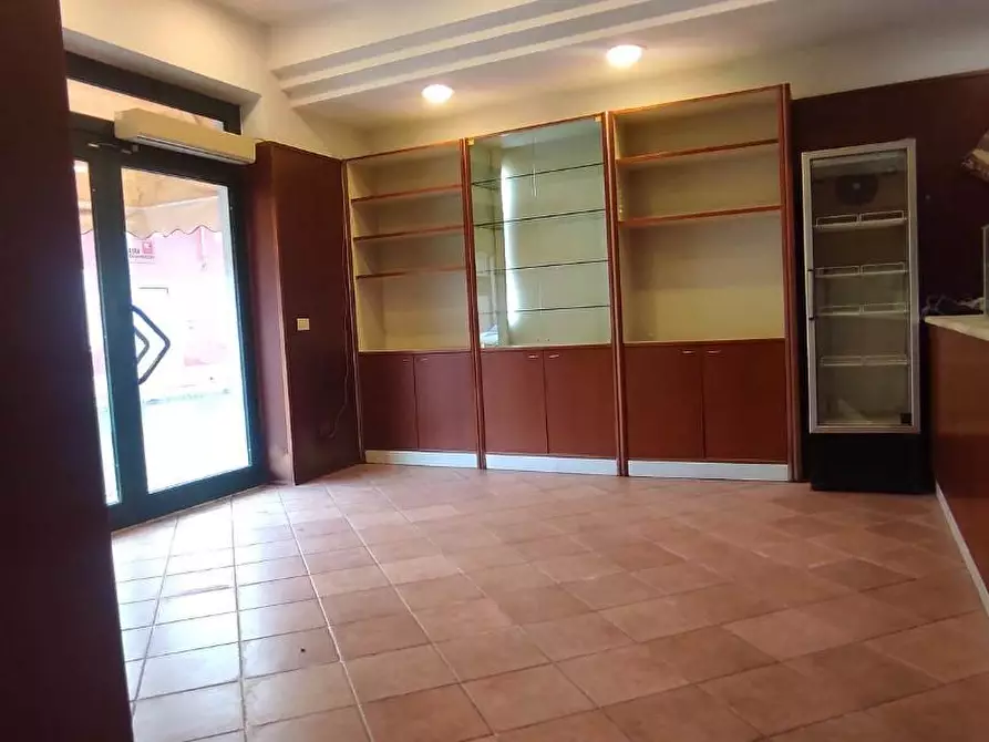 Immagine 6 di Locale commerciale in affitto  a Carrara