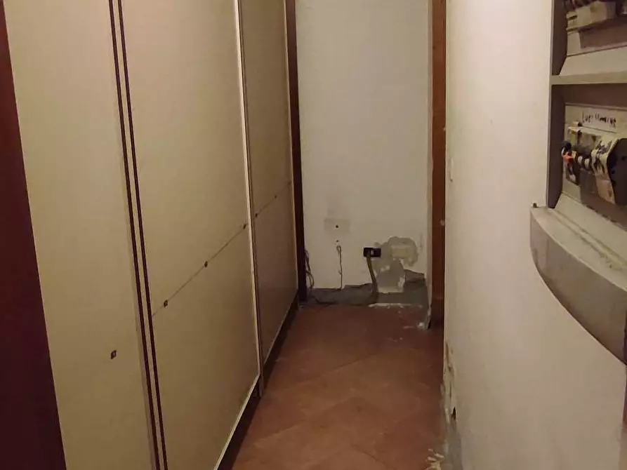 Immagine 8 di Locale commerciale in affitto  a Carrara