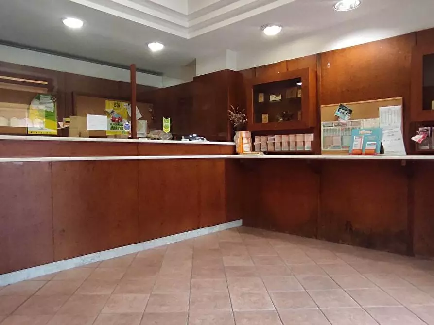 Immagine 3 di Locale commerciale in affitto  a Carrara