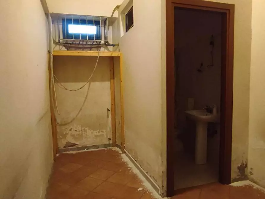 Immagine 2 di Locale commerciale in affitto  a Carrara