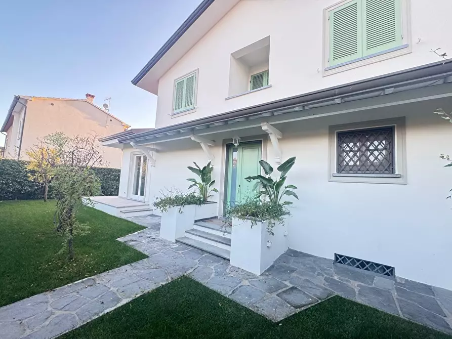 Immagine 3 di Villa in vendita  a Forte Dei Marmi
