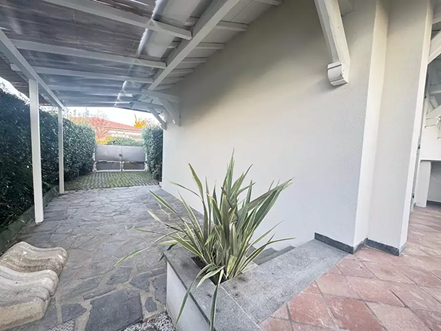 Immagine 2 di Villa in vendita  a Forte Dei Marmi