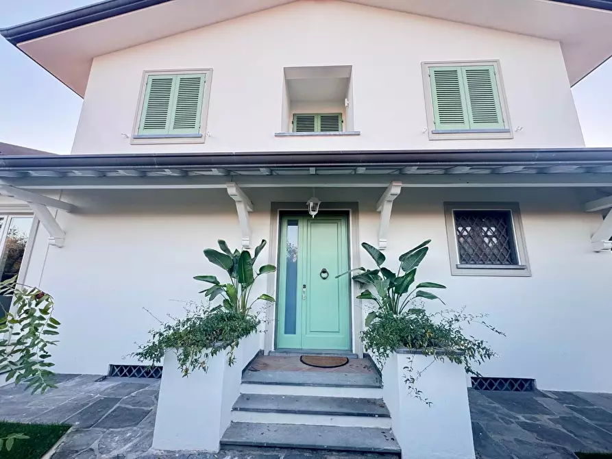Immagine 1 di Villa in vendita  a Forte Dei Marmi