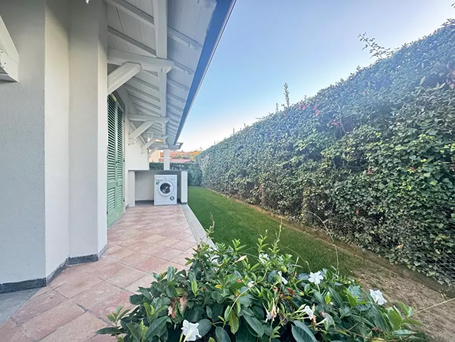 Immagine 6 di Villa in vendita  a Forte Dei Marmi