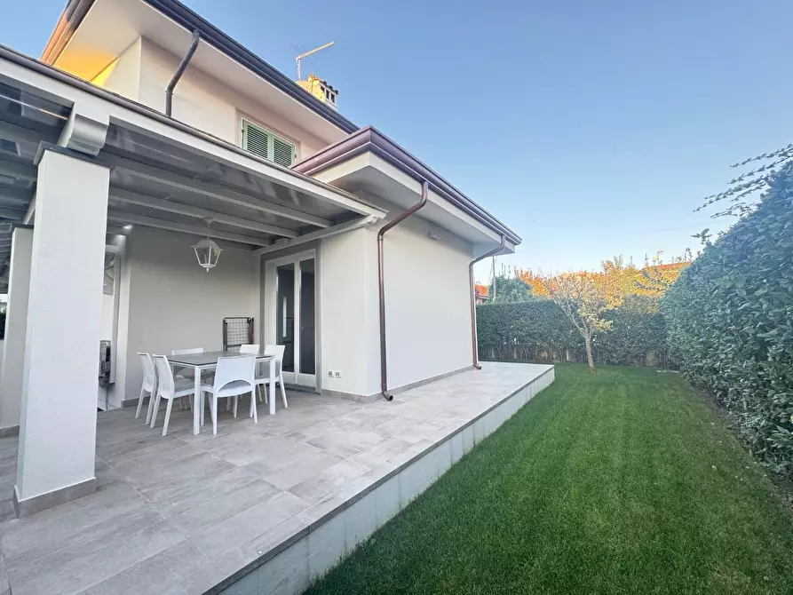 Immagine 8 di Villa in vendita  a Forte Dei Marmi