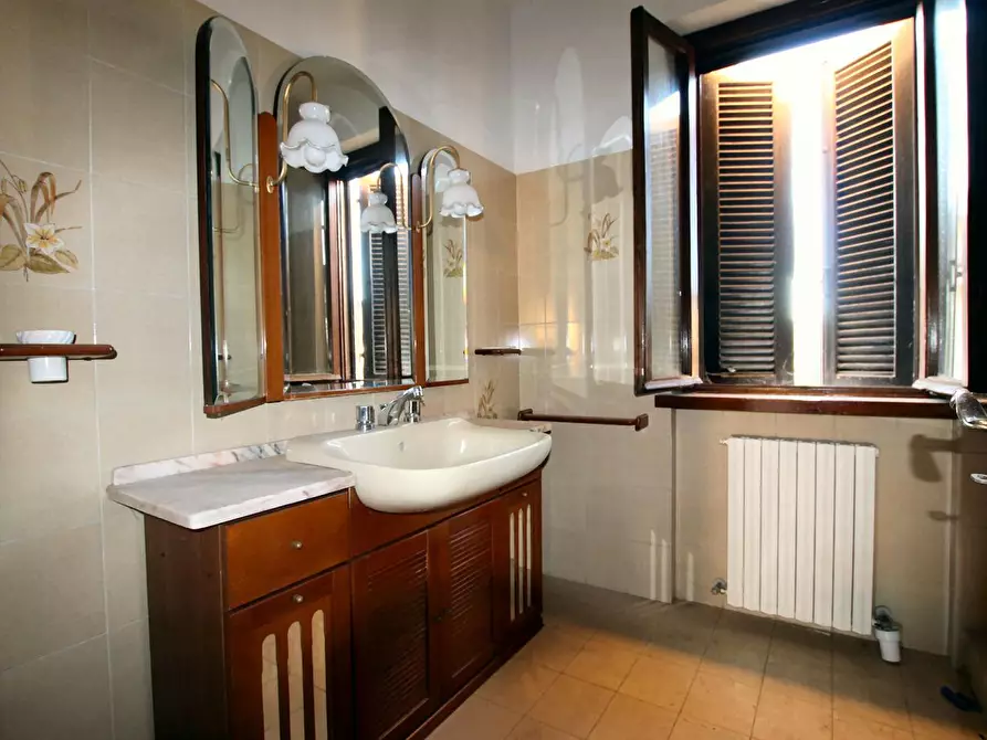 Immagine 15 di Villa in vendita  a Lucca