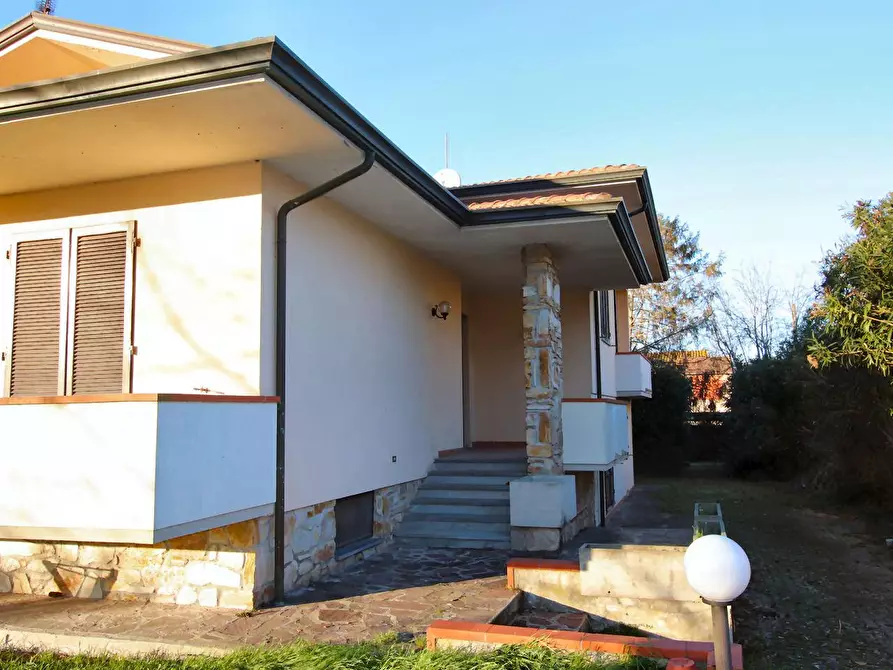 Immagine 2 di Villa in vendita  a Lucca