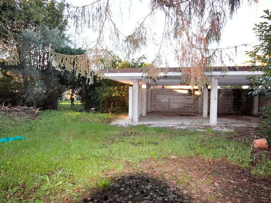 Immagine 24 di Villa in vendita  a Lucca