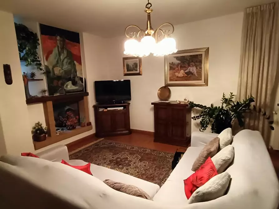 Immagine 2 di Villa in vendita  a Crespina Lorenzana