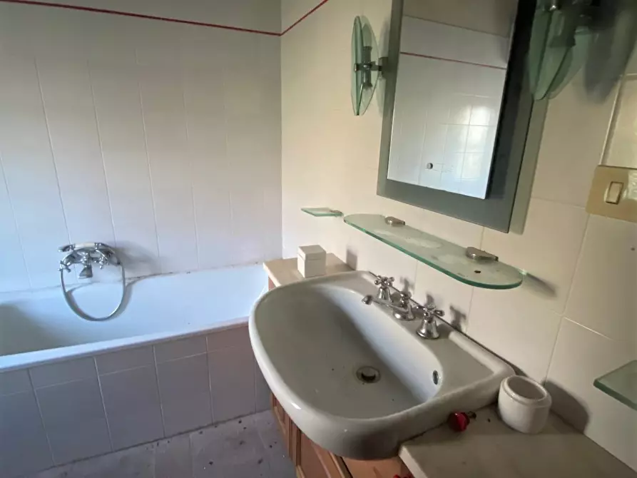 Immagine 37 di Rustico / casale in vendita  a Capannori