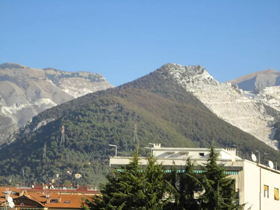 Immagine 1 di Casa semindipendente in vendita  a Carrara