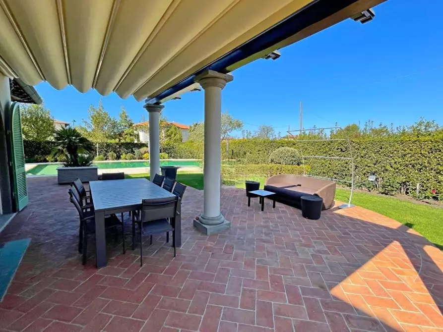 Immagine 7 di Villa in vendita  a Forte Dei Marmi
