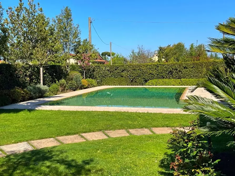 Immagine 5 di Villa in vendita  a Forte Dei Marmi