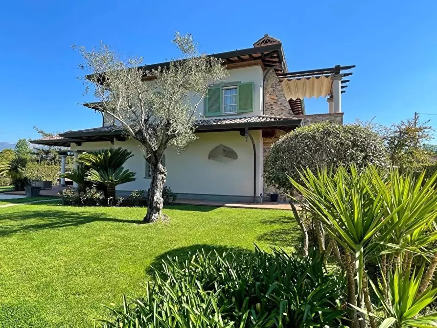Immagine 4 di Villa in vendita  a Forte Dei Marmi