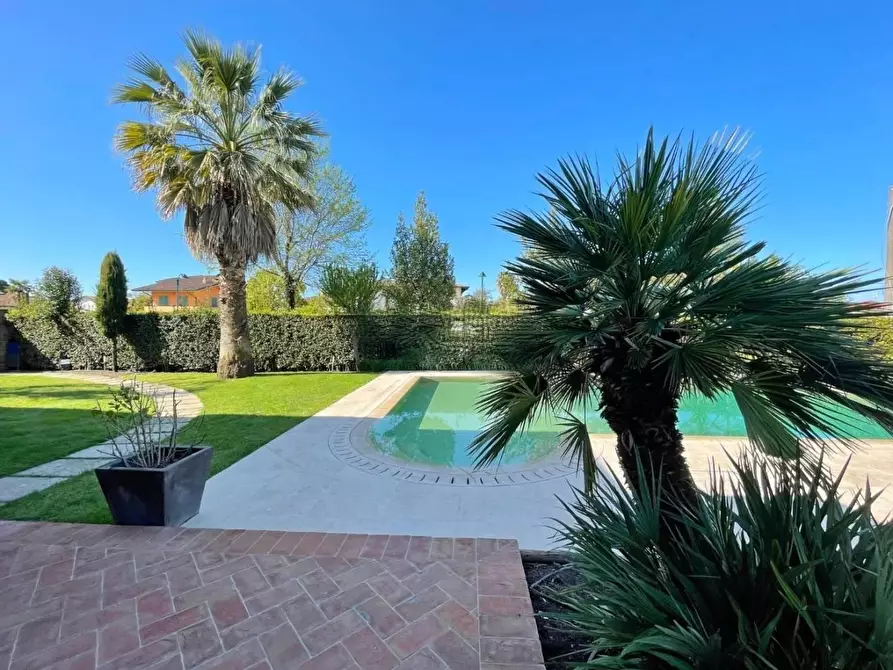 Immagine 8 di Villa in vendita  a Forte Dei Marmi