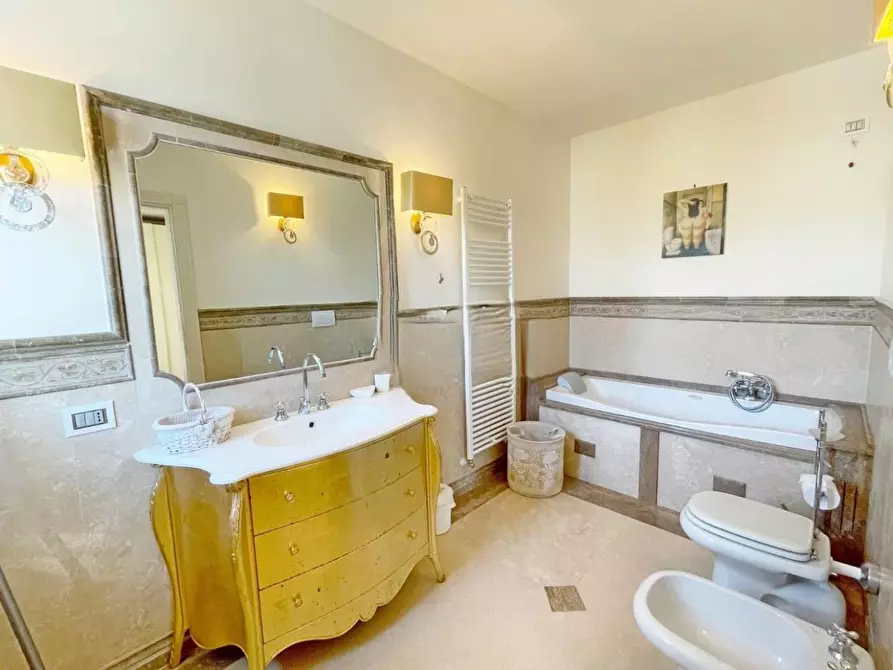 Immagine 18 di Villa in vendita  a Forte Dei Marmi