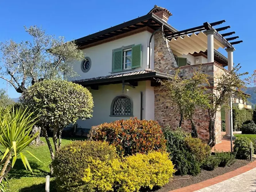 Immagine 3 di Villa in vendita  a Forte Dei Marmi