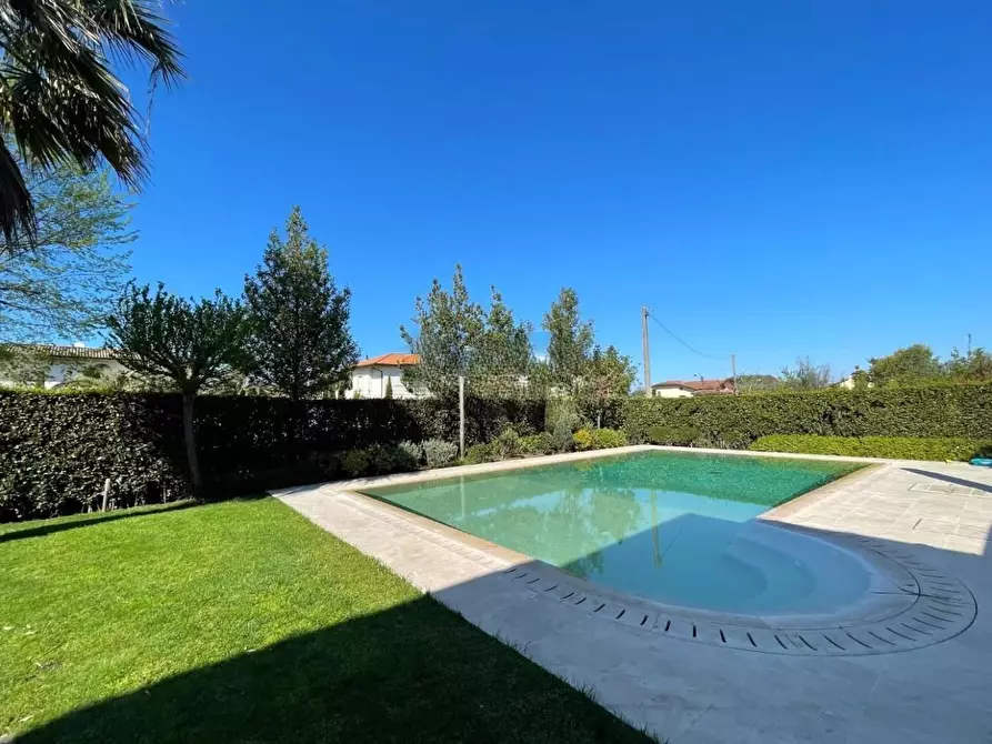 Immagine 9 di Villa in vendita  a Forte Dei Marmi