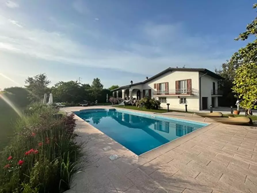 Immagine 1 di Villa in affitto  a Forte Dei Marmi