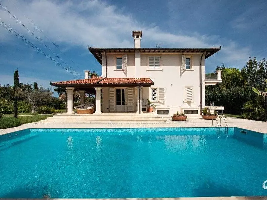 Immagine 2 di Villa in affitto  a Forte Dei Marmi
