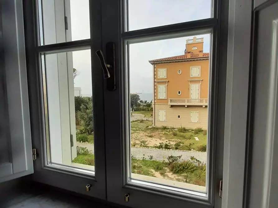 Immagine 3 di Villa in vendita  a Livorno
