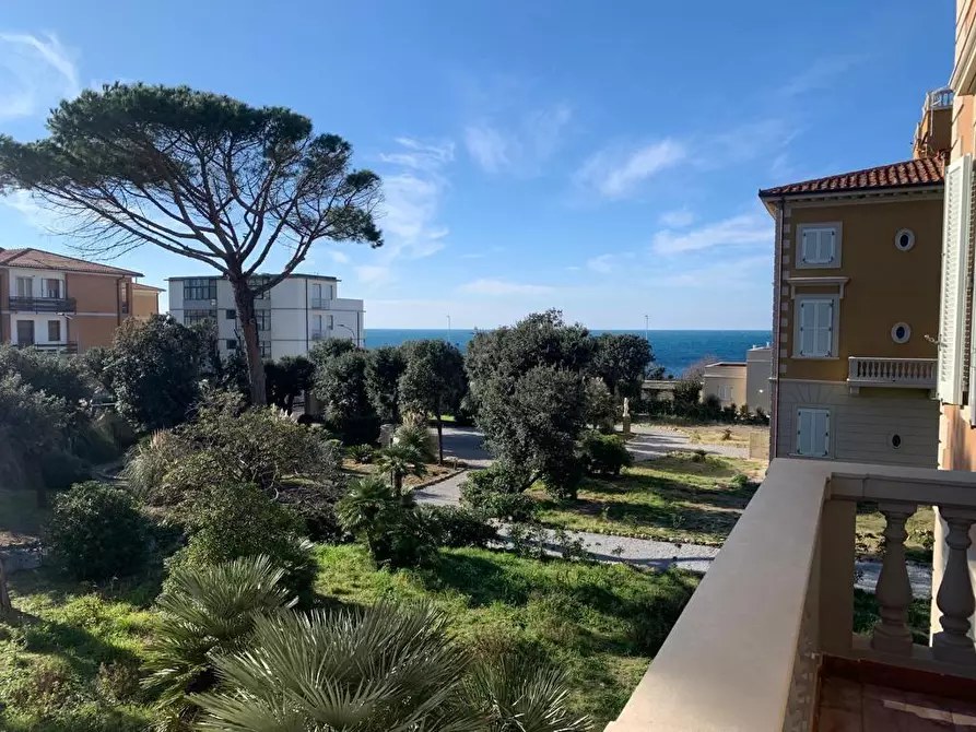 Immagine 1 di Villa in vendita  a Livorno