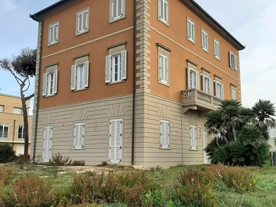 Immagine 2 di Villa in vendita  a Livorno