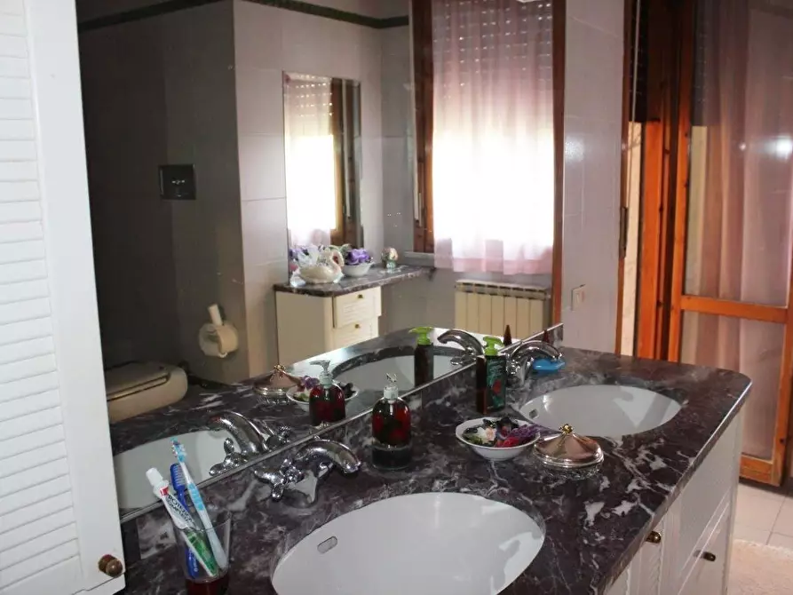 Immagine 17 di Appartamento in vendita  a Carrara