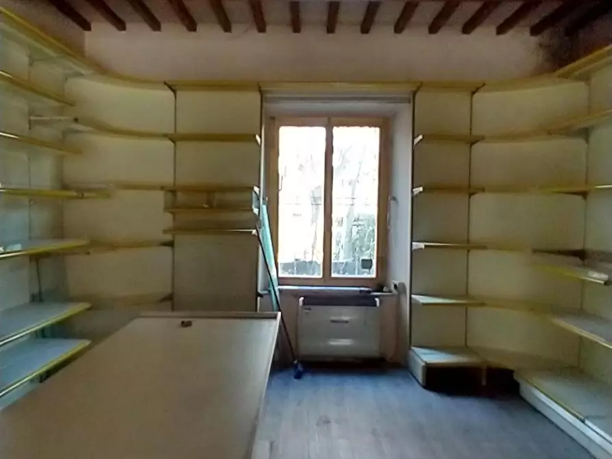 Immagine 3 di Locale commerciale in vendita  a San Giuliano Terme