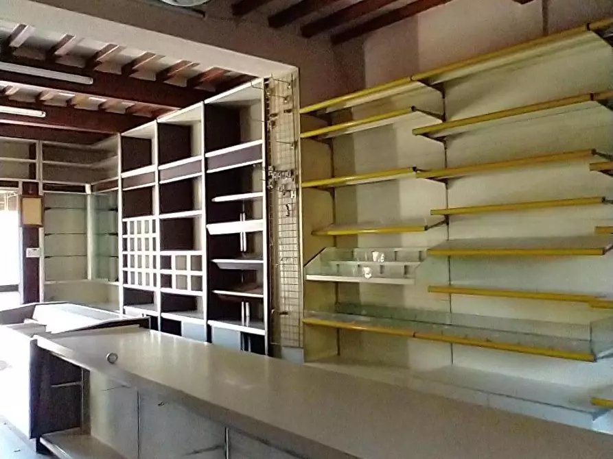 Immagine 2 di Locale commerciale in vendita  a San Giuliano Terme