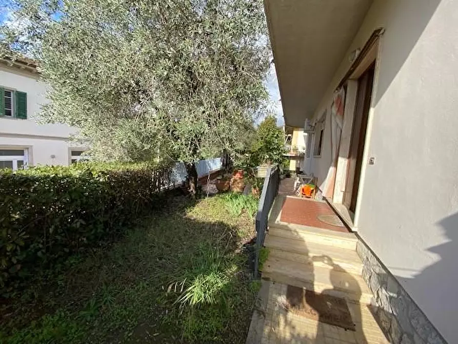 Immagine 2 di Villa in vendita  a Massa E Cozzile