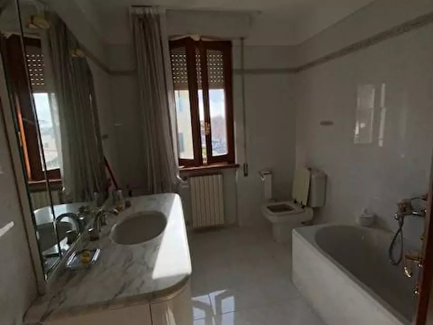 Immagine 10 di Villa in vendita  a Massa E Cozzile