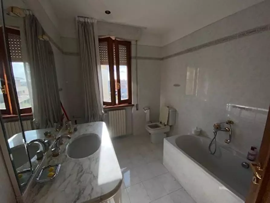 Immagine 9 di Villa in vendita  a Massa E Cozzile