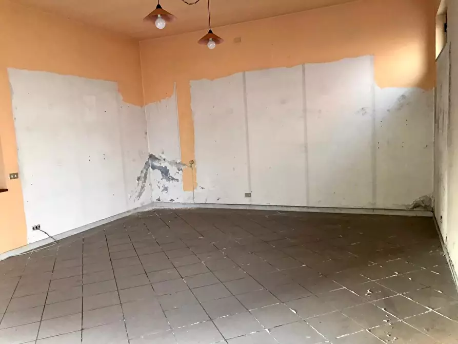 Immagine 2 di Locale commerciale in affitto  a Capannori