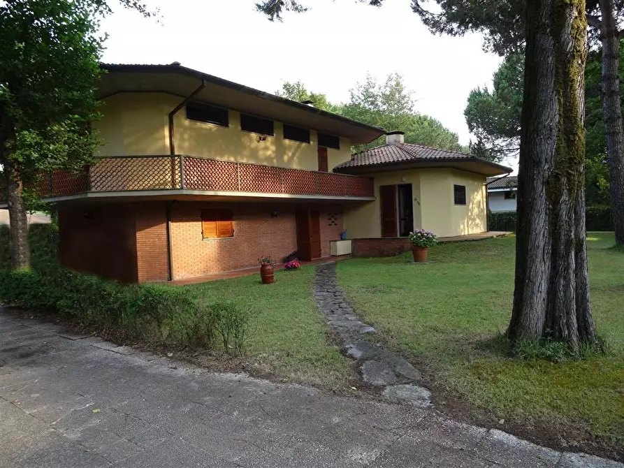 Immagine 1 di Villa in vendita  a Massa