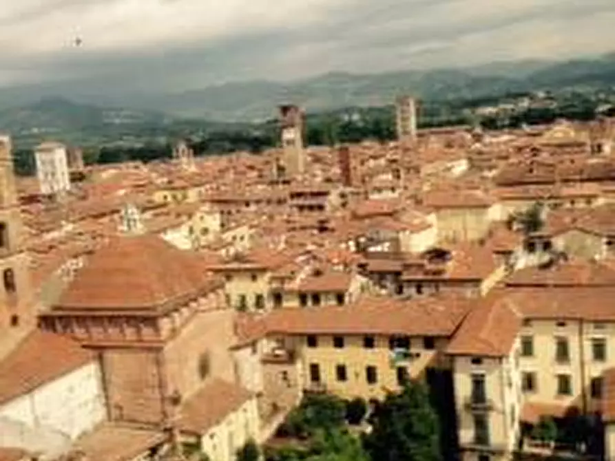 Immagine 9 di Locale commerciale in affitto  a Lucca