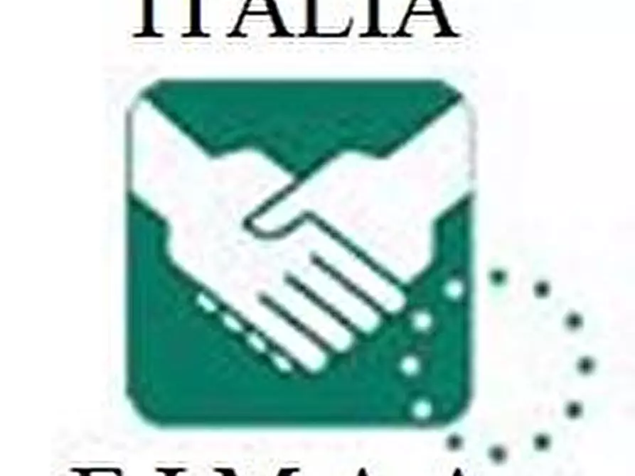 Immagine 8 di Locale commerciale in affitto  a Lucca