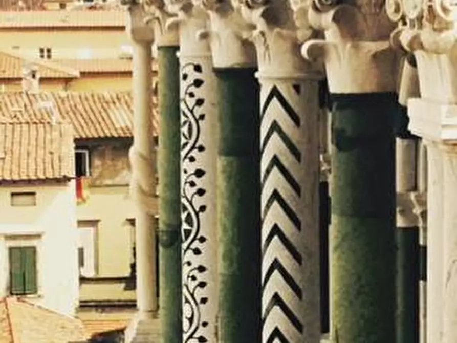 Immagine 11 di Locale commerciale in affitto  a Lucca