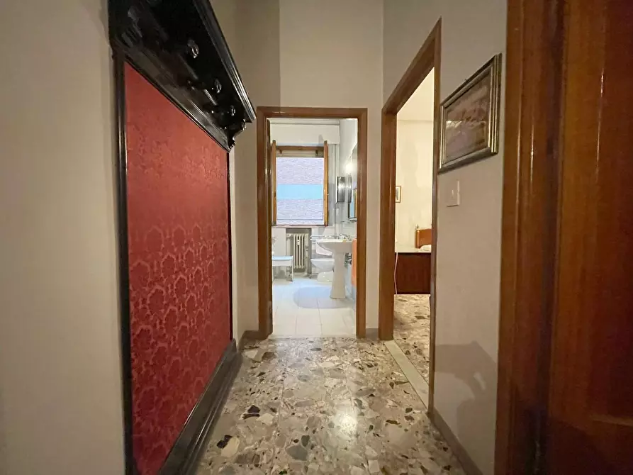 Immagine 9 di Appartamento in vendita  a Siena