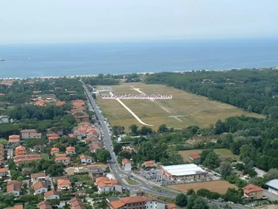 Immagine 1 di Terreno residenziale in vendita  a Montignoso