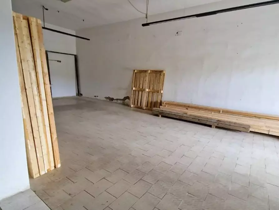 Immagine 15 di Locale commerciale in affitto  a Santa Croce Sull'arno