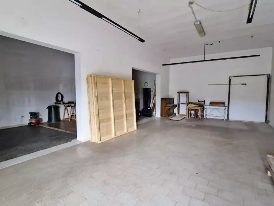 Immagine 11 di Locale commerciale in affitto  a Santa Croce Sull'arno