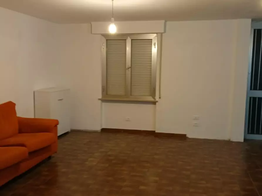 Immagine 3 di Magazzino in vendita  a Cascina