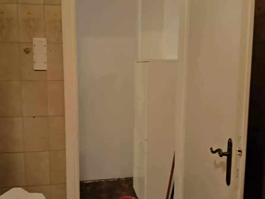 Immagine 4 di Magazzino in vendita  a Cascina