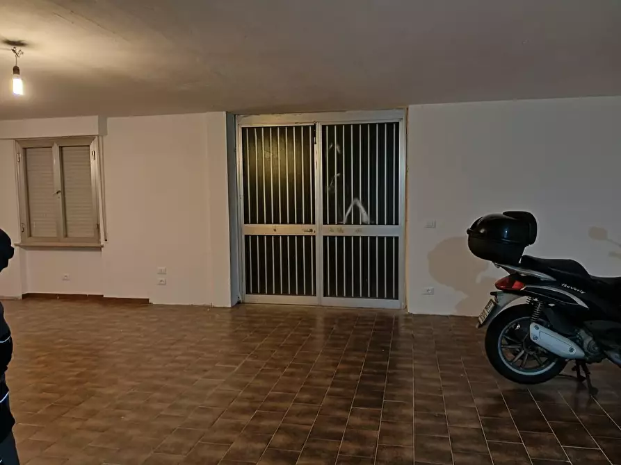 Immagine 2 di Magazzino in vendita  a Cascina