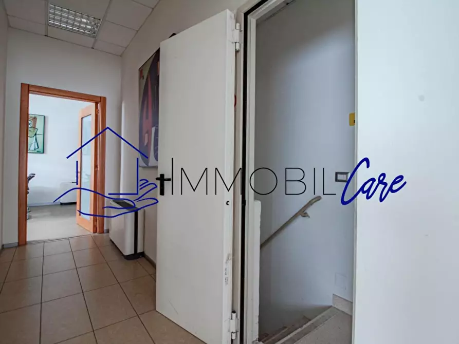 Immagine 17 di Locale commerciale in affitto  a Livorno