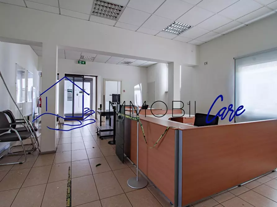 Immagine 21 di Locale commerciale in affitto  a Livorno