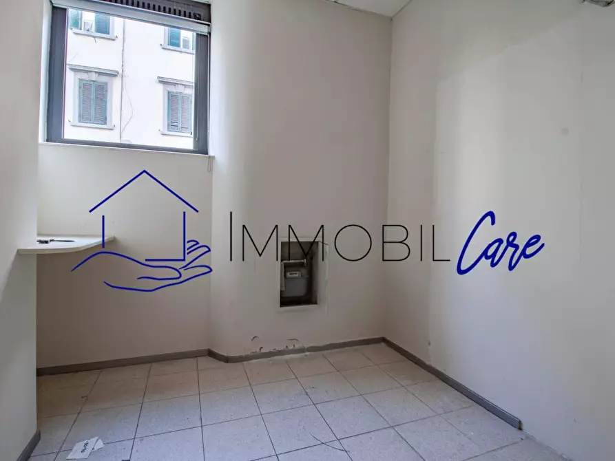 Immagine 23 di Locale commerciale in affitto  a Livorno