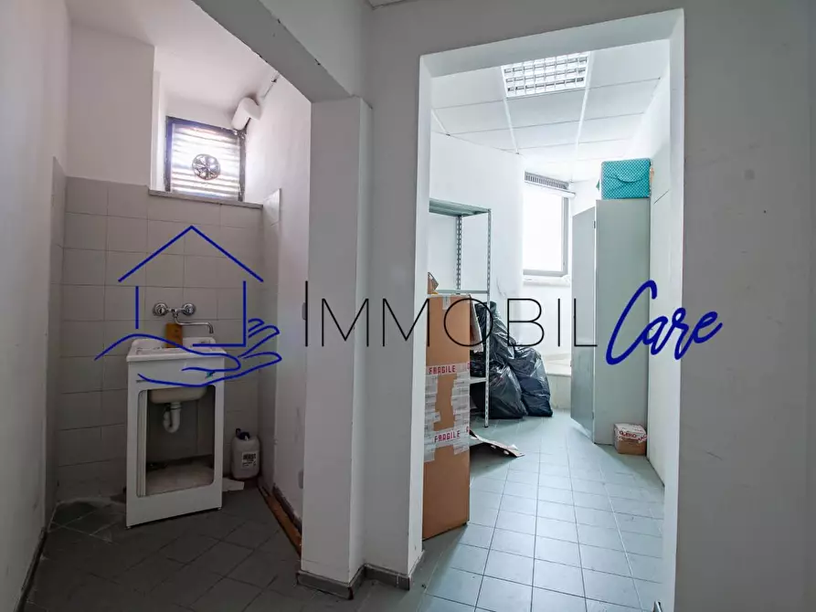 Immagine 9 di Locale commerciale in affitto  a Livorno