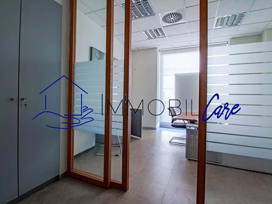 Immagine 11 di Locale commerciale in affitto  a Livorno